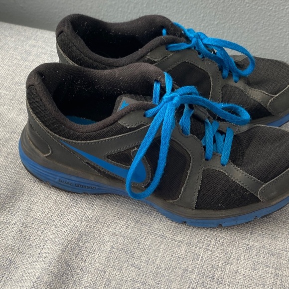 Nike Kids Black Sneakers with Blue Accents - Picture 5 of 8